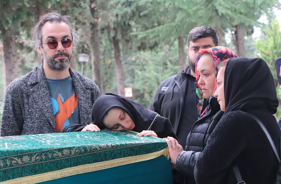 Amasya'daki kazada hayatını kaybeden tiyatro organizatörü Özgür Karataş gözyaşları içinde toprağa verildi 4