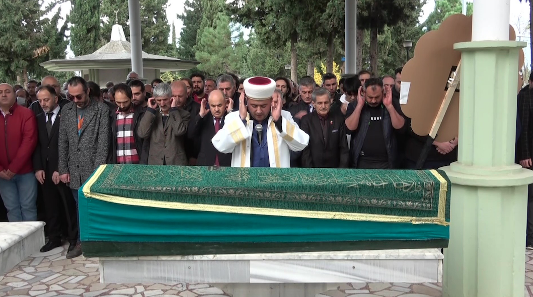 Amasya'daki kazada hayatını kaybeden tiyatro organizatörü Özgür Karataş gözyaşları içinde toprağa verildi 11