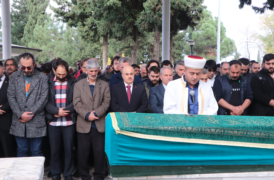 Amasya'daki kazada hayatını kaybeden tiyatro organizatörü Özgür Karataş gözyaşları içinde toprağa verildi 10
