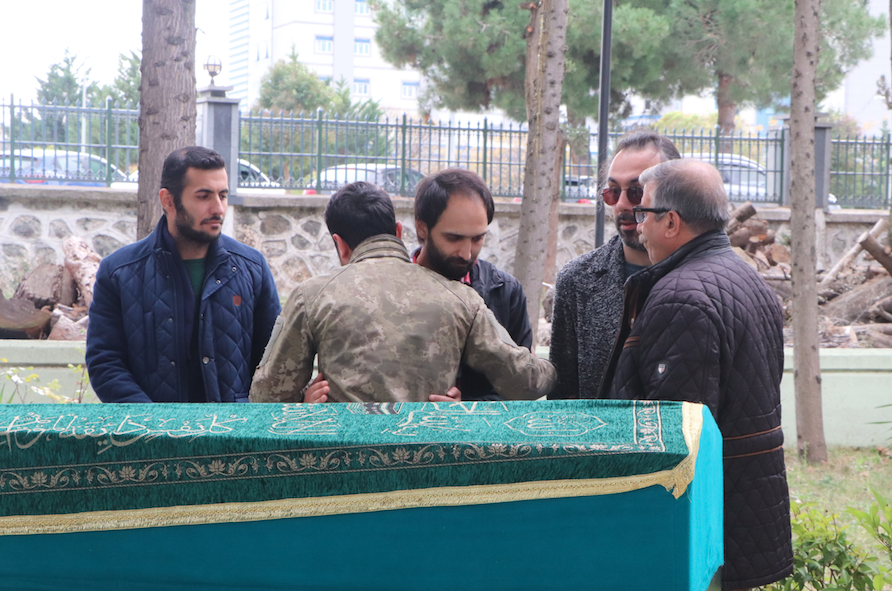 Amasya'daki kazada hayatını kaybeden tiyatro organizatörü Özgür Karataş gözyaşları içinde toprağa verildi 9