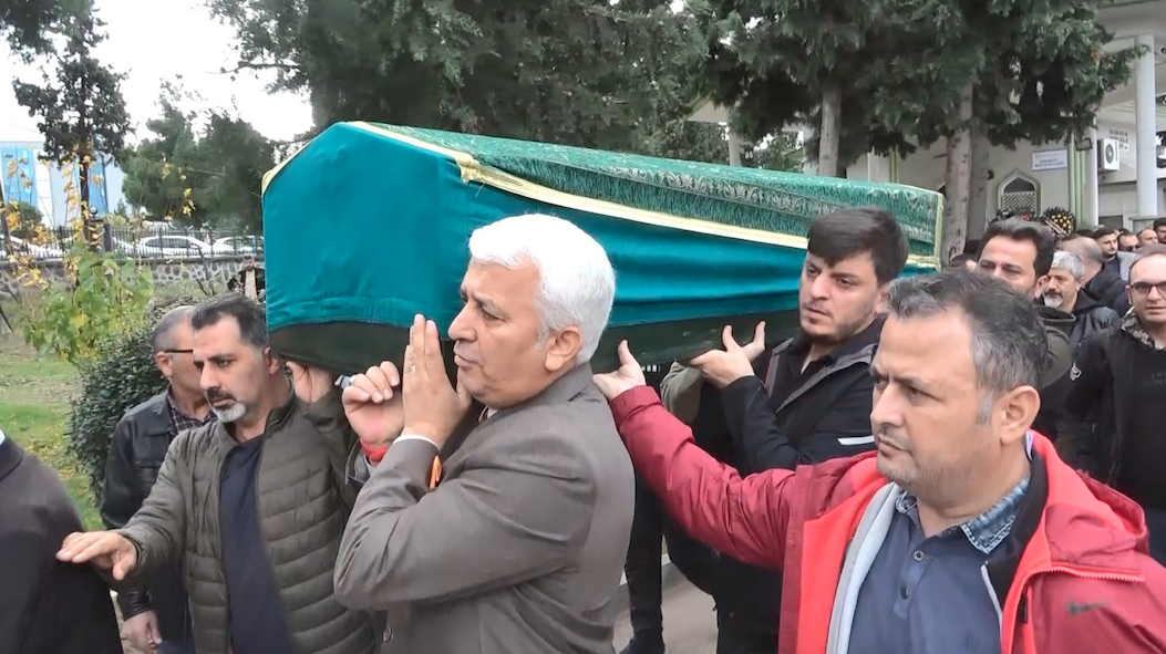 Amasya'daki kazada hayatını kaybeden tiyatro organizatörü Özgür Karataş gözyaşları içinde toprağa verildi 8