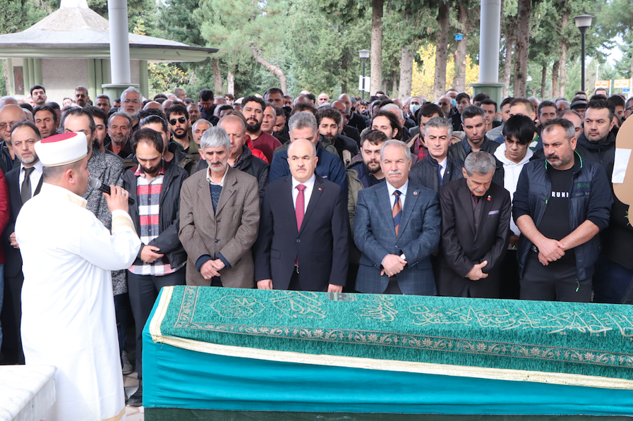 Amasya'daki kazada hayatını kaybeden tiyatro organizatörü Özgür Karataş gözyaşları içinde toprağa verildi 7