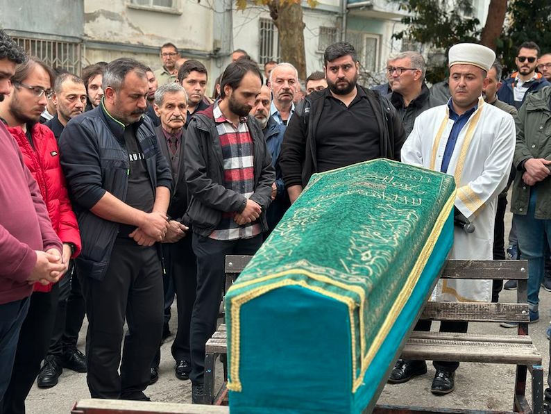 Amasya'daki kazada hayatını kaybeden tiyatro organizatörü Özgür Karataş gözyaşları içinde toprağa verildi 5