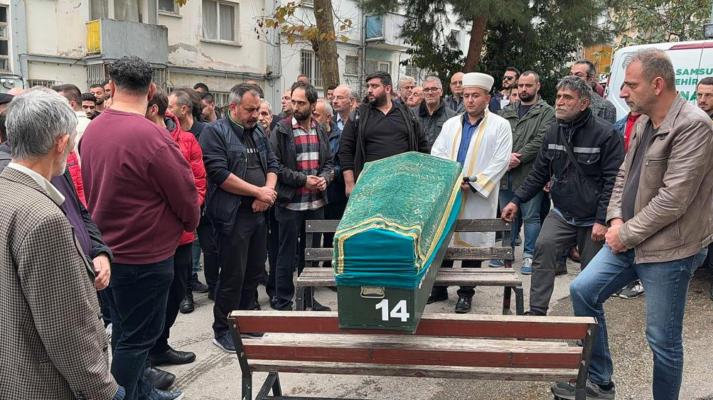 Amasya'daki kazada hayatını kaybeden tiyatro organizatörü Özgür Karataş gözyaşları içinde toprağa verildi 3