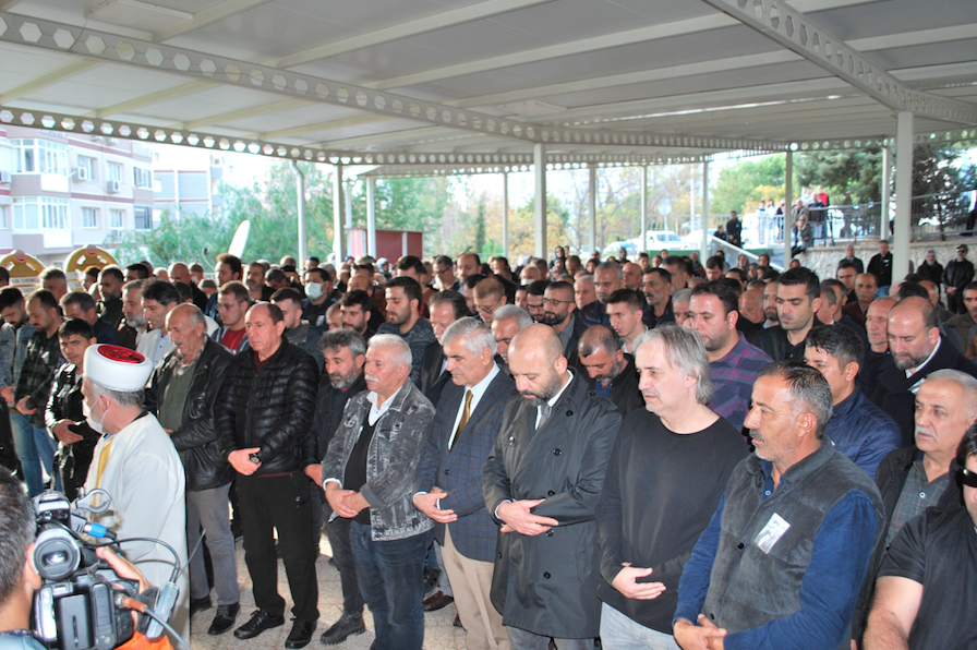 Amasya'daki trafik kazasında hayatını kaybeden tiyatro yapımcısı Tolga Güleryüz'e acı veda 4