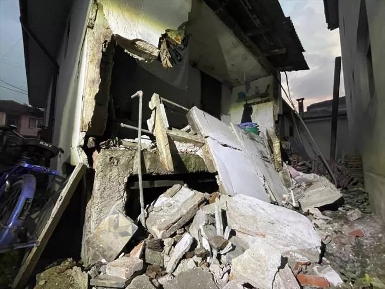 Binalar yıkıldı, evler hasar gördü! Düzce depreminin şiddeti gün ağarınca ortaya çıktı! 1