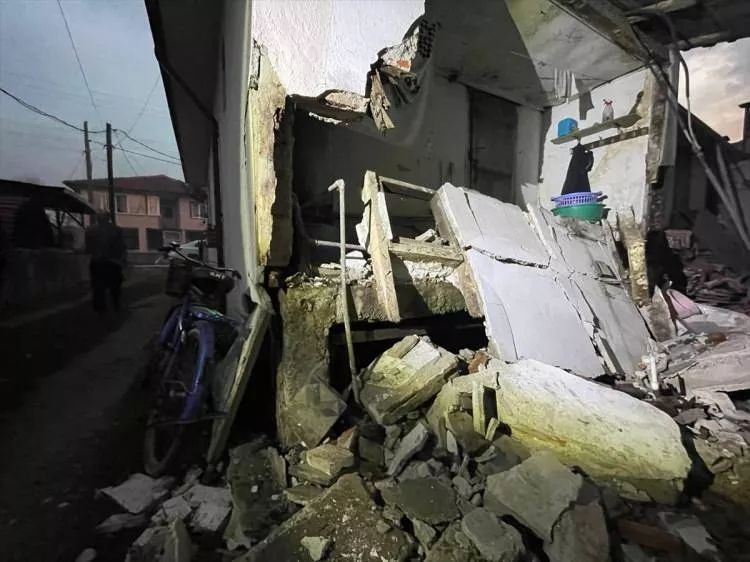 Binalar yıkıldı, evler hasar gördü! Düzce depreminin şiddeti gün ağarınca ortaya çıktı! 3