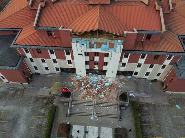 Binalar yıkıldı, evler hasar gördü! Düzce depreminin şiddeti gün ağarınca ortaya çıktı! 5