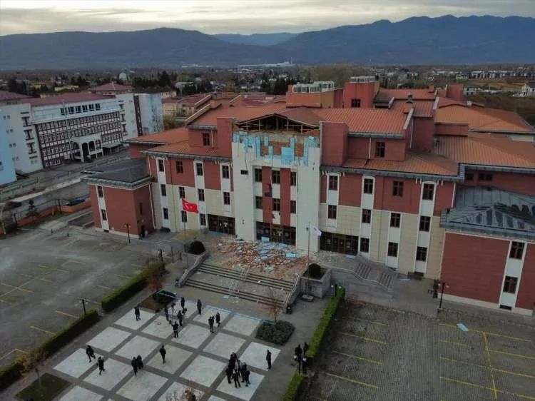 Binalar yıkıldı, evler hasar gördü! Düzce depreminin şiddeti gün ağarınca ortaya çıktı! 6