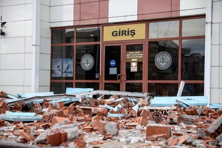 Binalar yıkıldı, evler hasar gördü! Düzce depreminin şiddeti gün ağarınca ortaya çıktı! 2