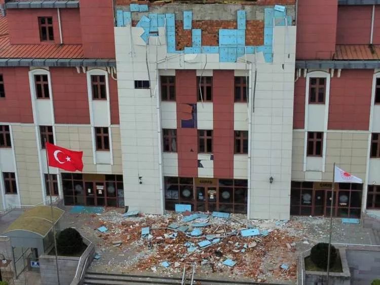 Binalar yıkıldı, evler hasar gördü! Düzce depreminin şiddeti gün ağarınca ortaya çıktı! 7