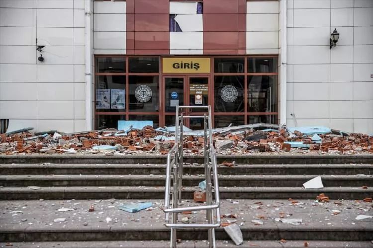 Binalar yıkıldı, evler hasar gördü! Düzce depreminin şiddeti gün ağarınca ortaya çıktı! 8