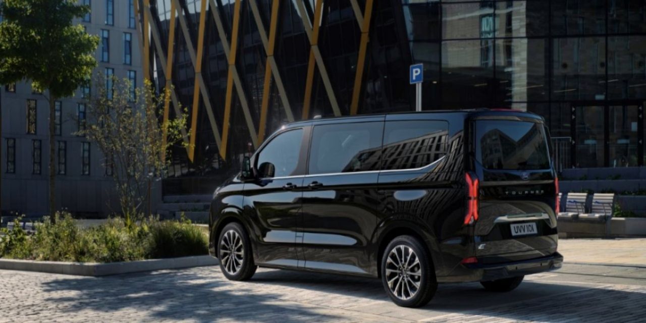 Ford, Kocaeli fabrikasında üreteceği E-Tourneo Custom’u tanıttı 3