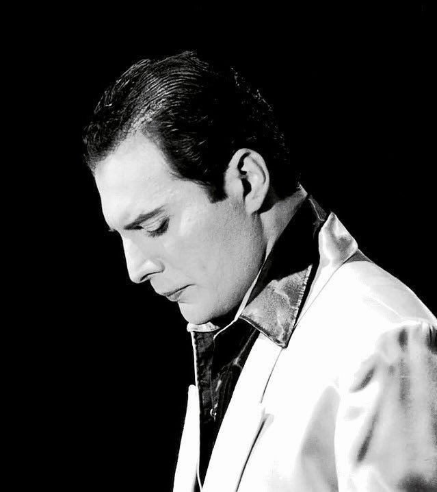 Efsanevi müzisyen Freddie Mercury ölüm yıl dönümünde unutulmadı... Sevgilisiyle çekilen görülmemiş fotoğrafları gündem oldu 23