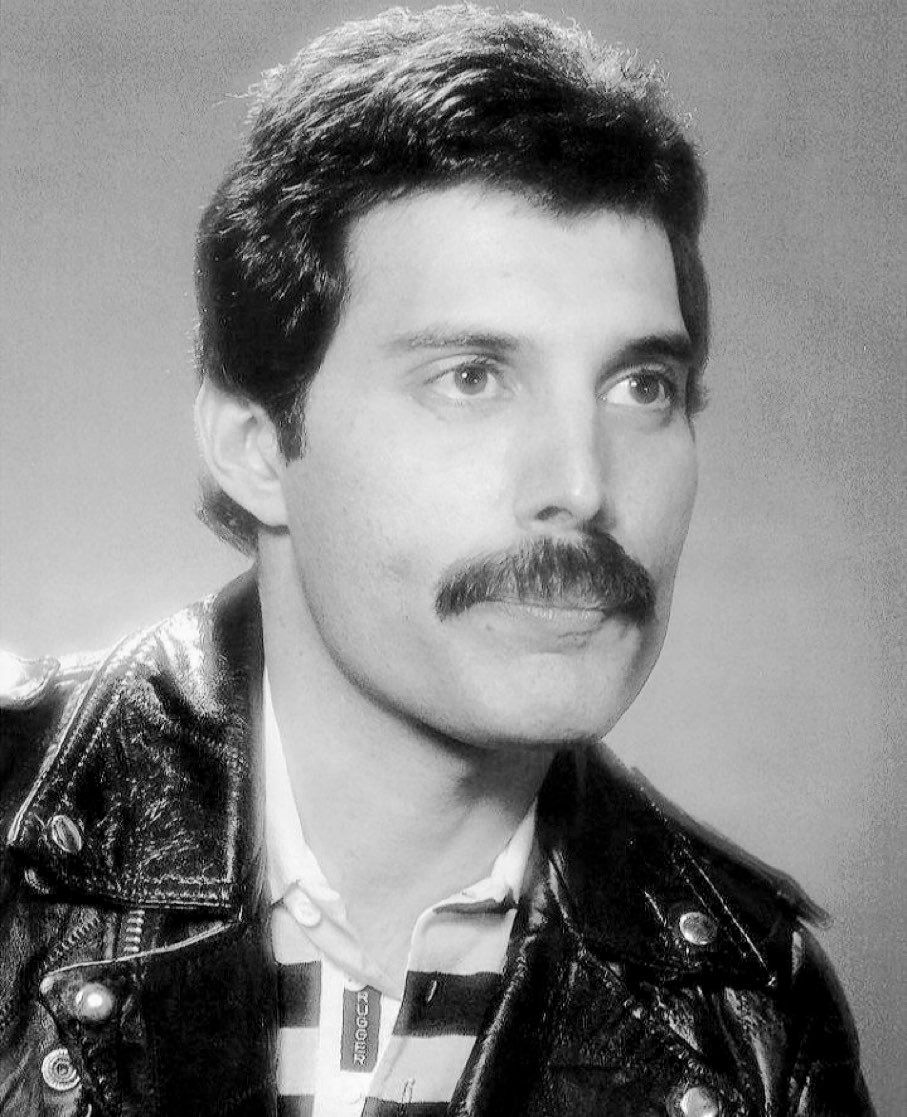 Efsanevi müzisyen Freddie Mercury ölüm yıl dönümünde unutulmadı... Sevgilisiyle çekilen görülmemiş fotoğrafları gündem oldu 7