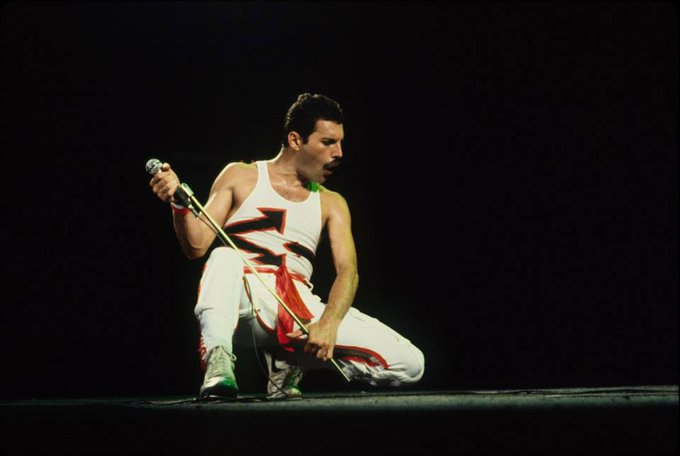 Efsanevi müzisyen Freddie Mercury ölüm yıl dönümünde unutulmadı... Sevgilisiyle çekilen görülmemiş fotoğrafları gündem oldu 17