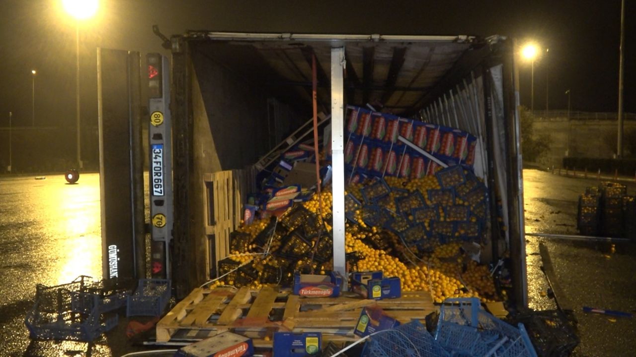 Bursa’da meyve yüklü tır devrildi, yola tonlarca mandalina saçıldı: 1 yaralı 3
