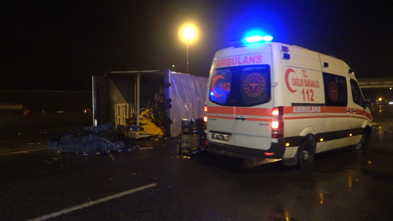 Bursa’da meyve yüklü tır devrildi, yola tonlarca mandalina saçıldı: 1 yaralı 4