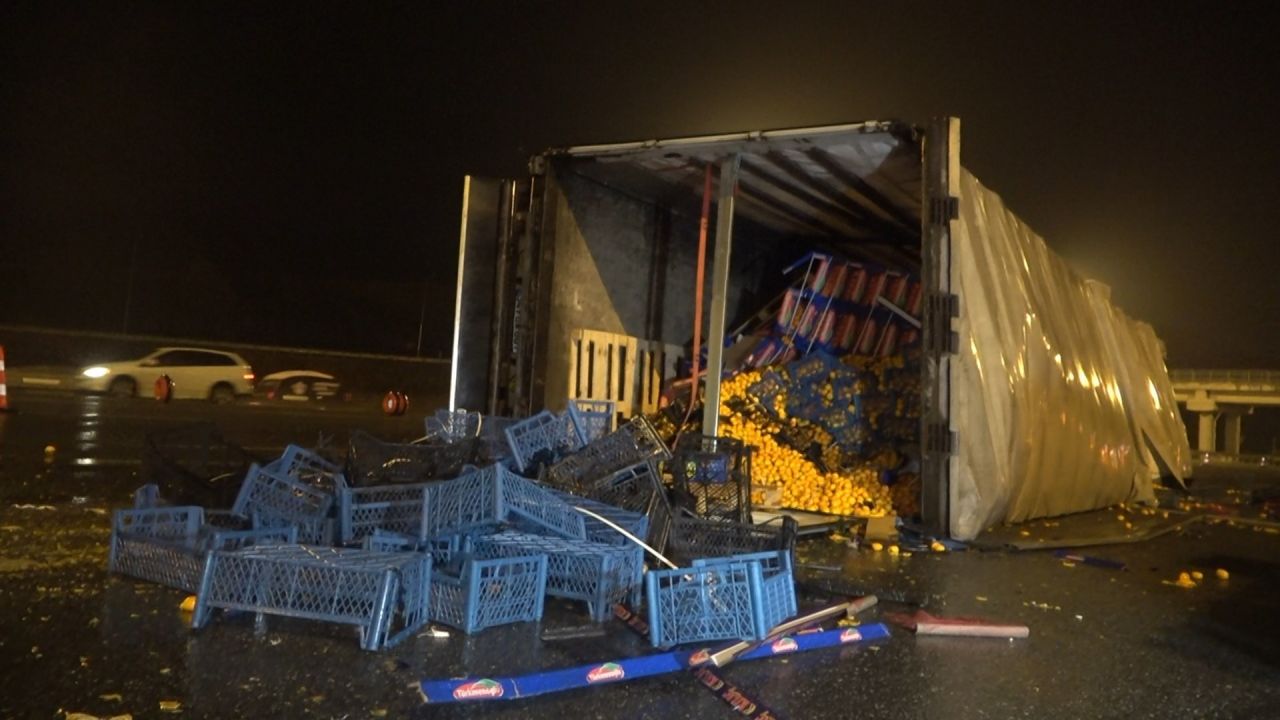 Bursa’da meyve yüklü tır devrildi, yola tonlarca mandalina saçıldı: 1 yaralı 1