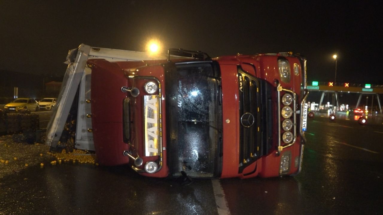 Bursa’da meyve yüklü tır devrildi, yola tonlarca mandalina saçıldı: 1 yaralı 2