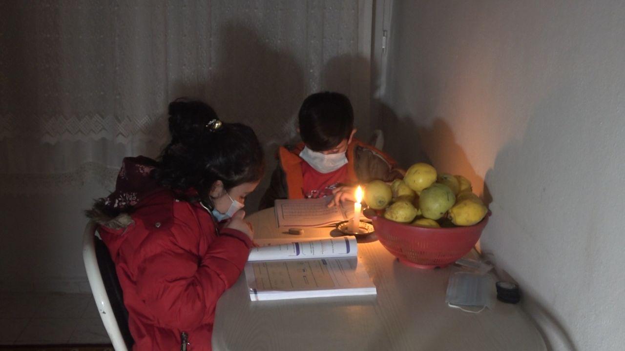 Ev sahibi binayı satın alınca yapmadığı kalmadı! Evde montla ve mumla ders çalışıyorlar... 1