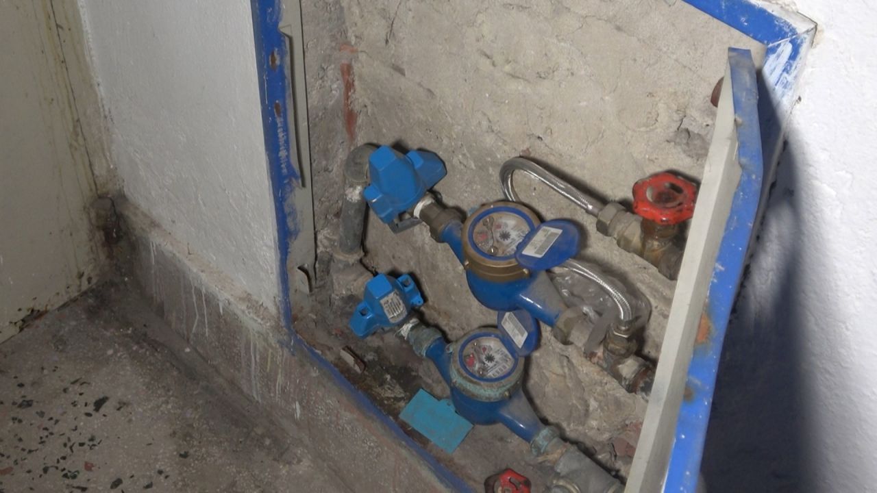 Ev sahibi binayı satın alınca yapmadığı kalmadı! Evde montla ve mumla ders çalışıyorlar... 6