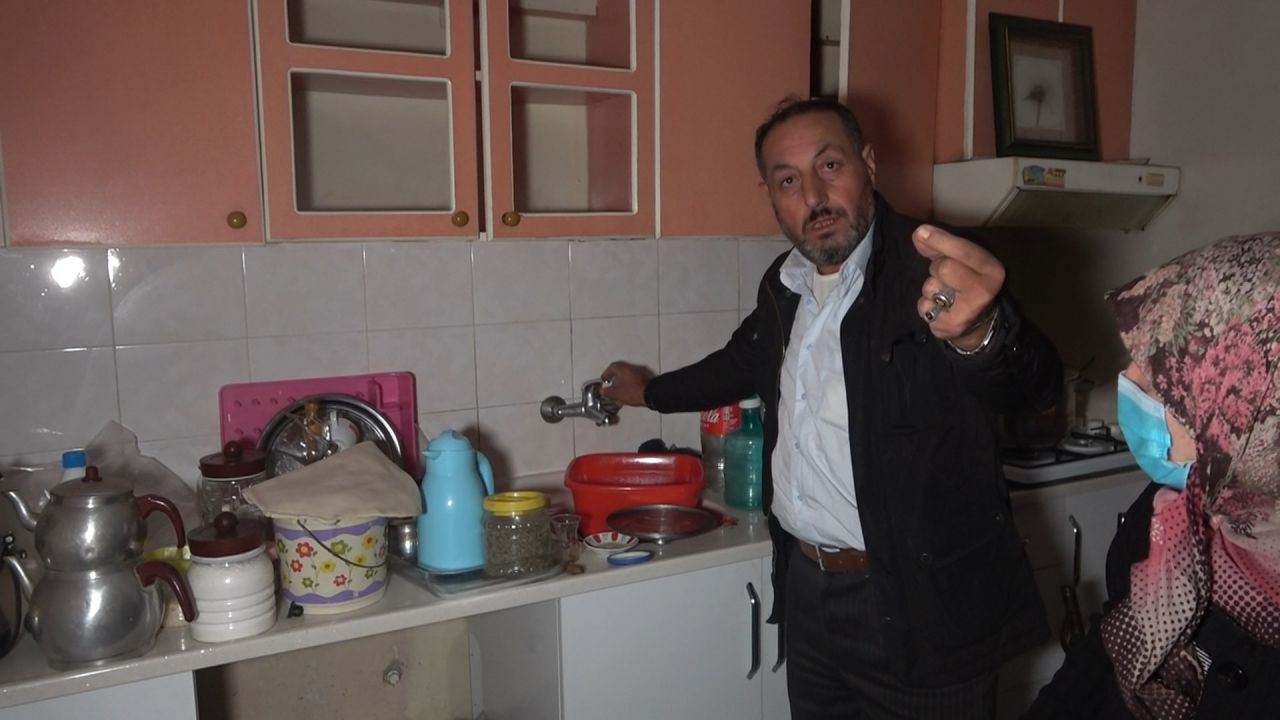 Ev sahibi binayı satın alınca yapmadığı kalmadı! Evde montla ve mumla ders çalışıyorlar... 3