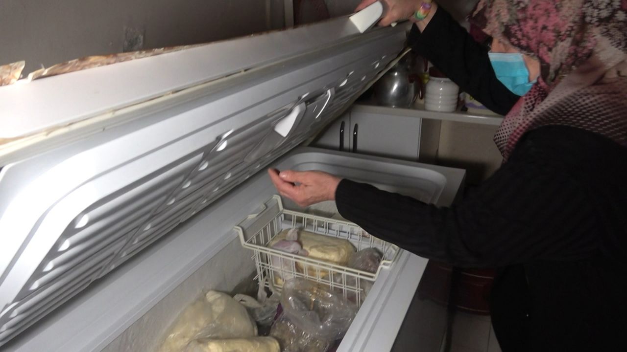 Ev sahibi binayı satın alınca yapmadığı kalmadı! Evde montla ve mumla ders çalışıyorlar... 5