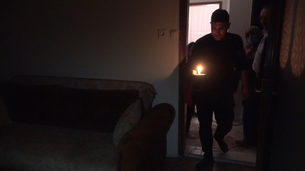 Ev sahibi binayı satın alınca yapmadığı kalmadı! Evde montla ve mumla ders çalışıyorlar... 4