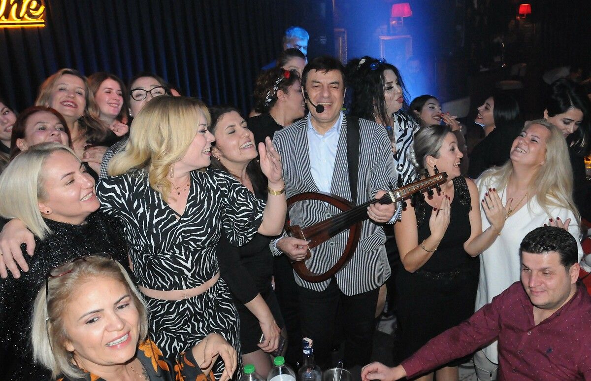 Coşkun Sabah'ın kadın hayranları sahneyi bastı 4