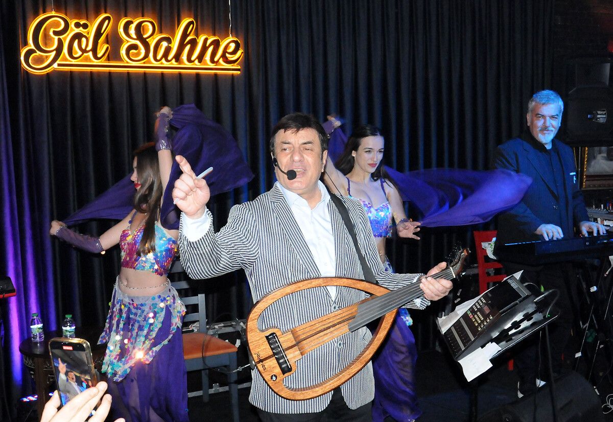 Coşkun Sabah'ın kadın hayranları sahneyi bastı 3