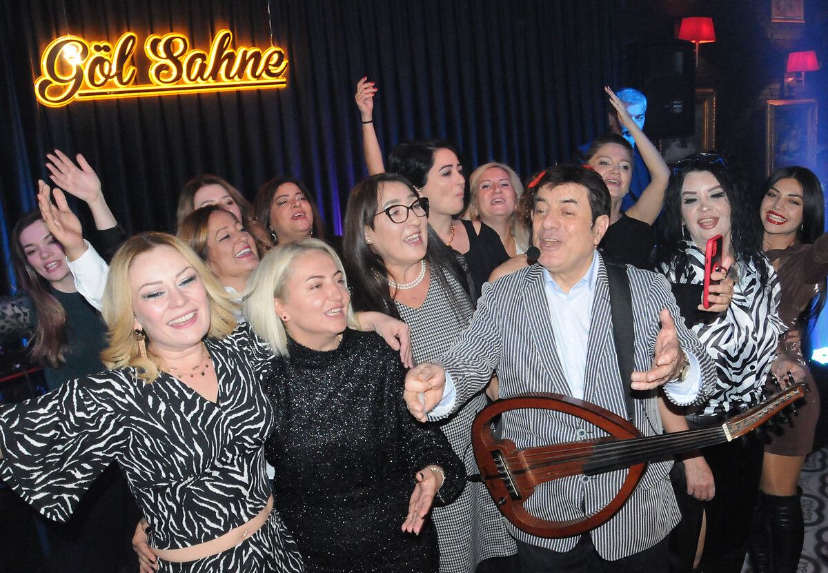 Coşkun Sabah'ın kadın hayranları sahneyi bastı 2