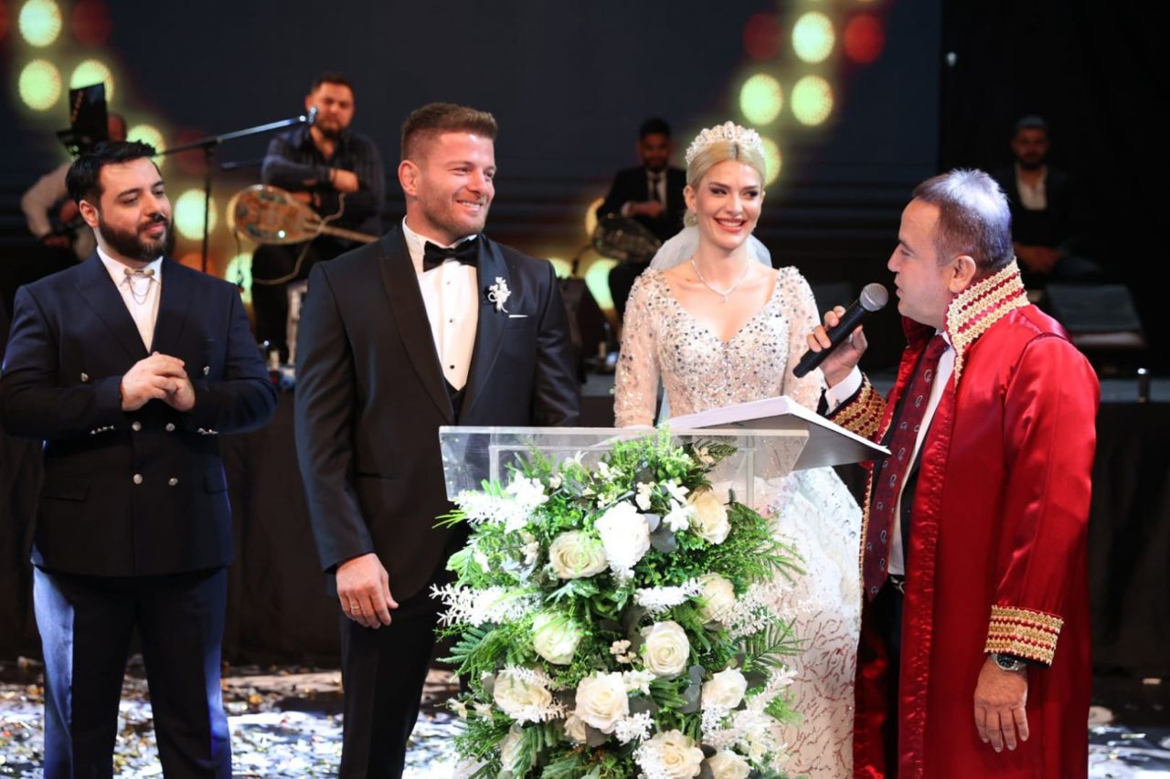 İsmail Balaban ile İlayda Şeker evlendi! İkinci düğünü Antalya'da yaptılar 15