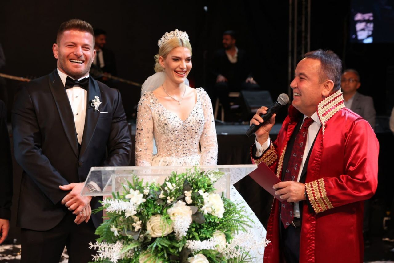 İsmail Balaban ile İlayda Şeker evlendi! İkinci düğünü Antalya'da yaptılar 13