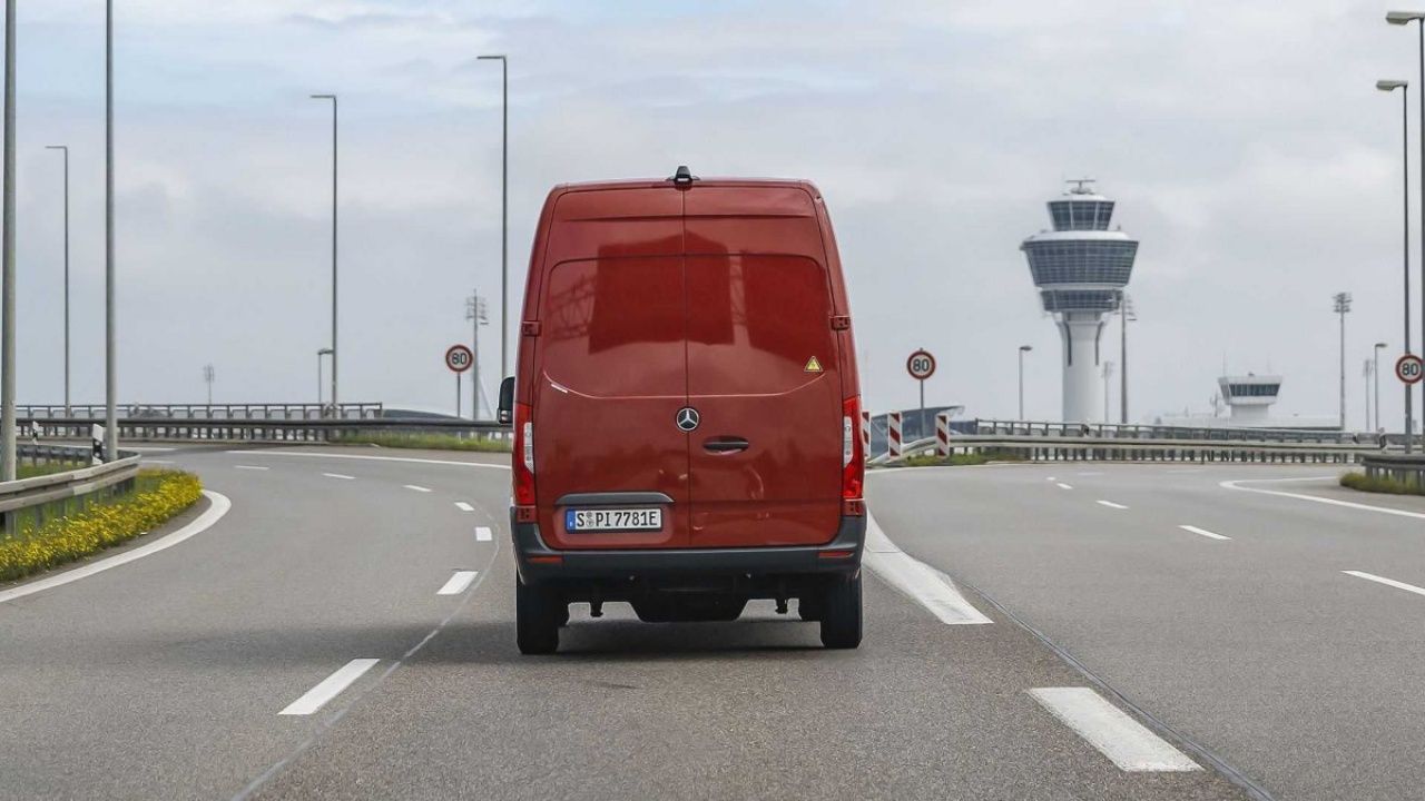 Mercedes elektrikli minibüs modeli eSprinter'ı şubatta tanıtacak 3
