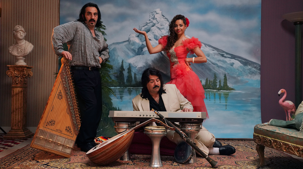 Ata Demirer'in yeni filmi ‘Bursa Bülbülü’nden ilk kareler paylaşıldı 10