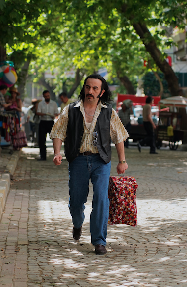 Ata Demirer'in yeni filmi ‘Bursa Bülbülü’nden ilk kareler paylaşıldı 8
