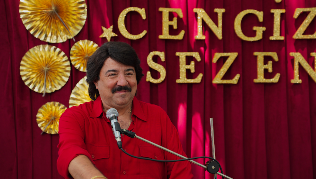 Ata Demirer'in yeni filmi ‘Bursa Bülbülü’nden ilk kareler paylaşıldı 7
