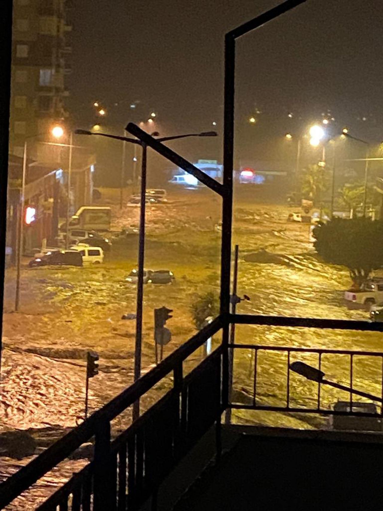 Antalya'da sel felaketi: Sular önüne kattığını aldı, götürdü! Eğitime 1 gün ara verildi 1