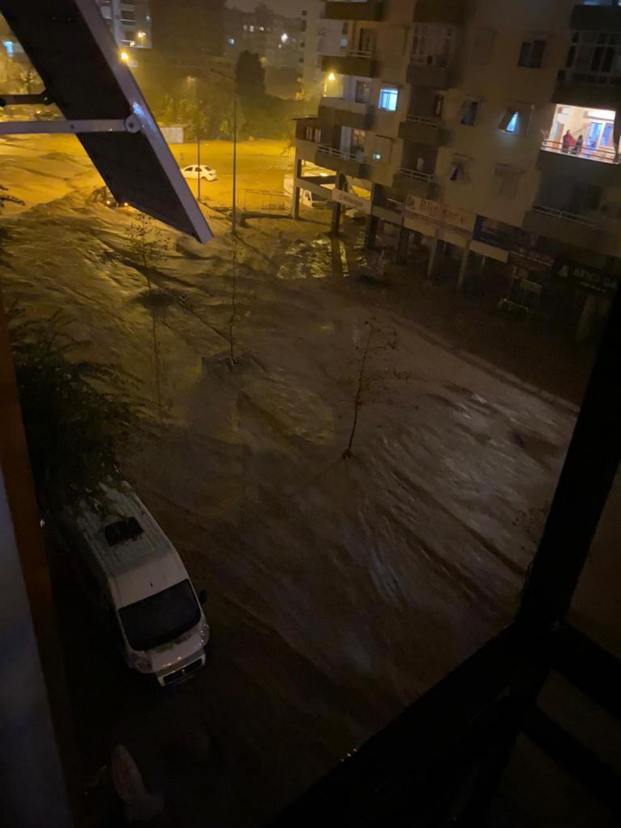 Antalya'da sel felaketi: Sular önüne kattığını aldı, götürdü! Eğitime 1 gün ara verildi 9