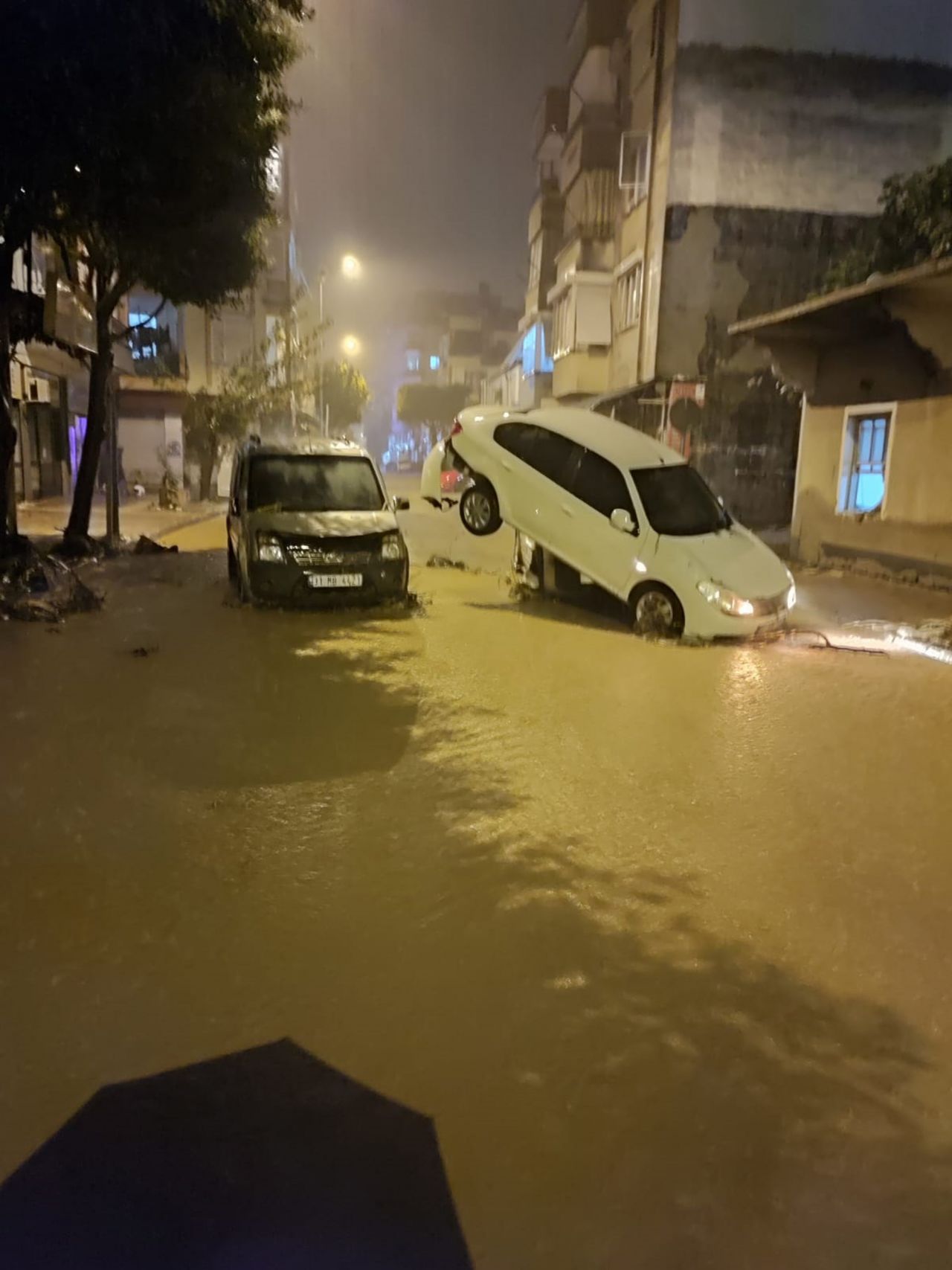 Antalya'da sel felaketi: Sular önüne kattığını aldı, götürdü! Eğitime 1 gün ara verildi 3