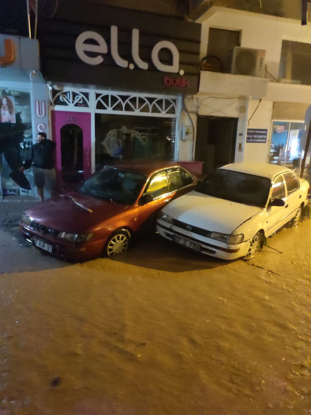Antalya'da sel felaketi: Sular önüne kattığını aldı, götürdü! Eğitime 1 gün ara verildi 4