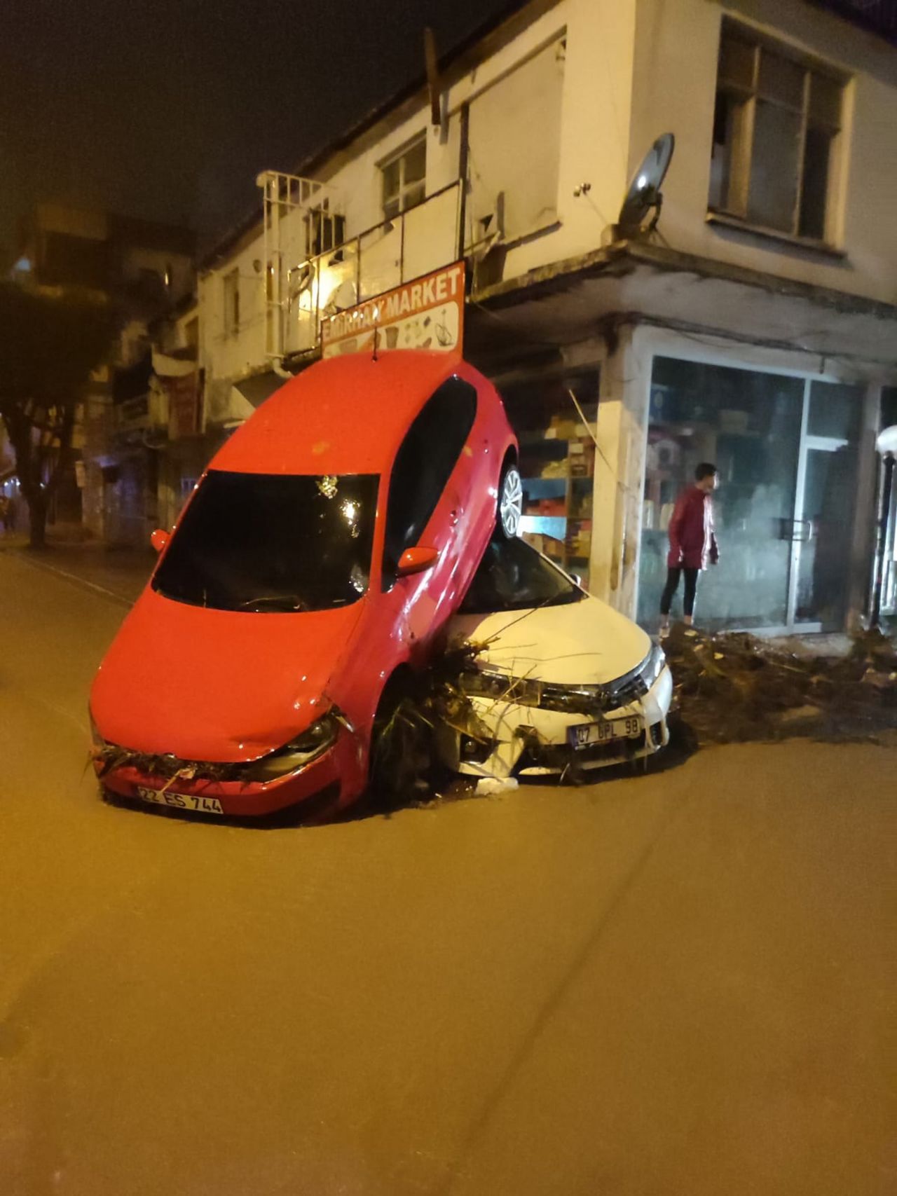 Antalya'da sel felaketi: Sular önüne kattığını aldı, götürdü! Eğitime 1 gün ara verildi 5