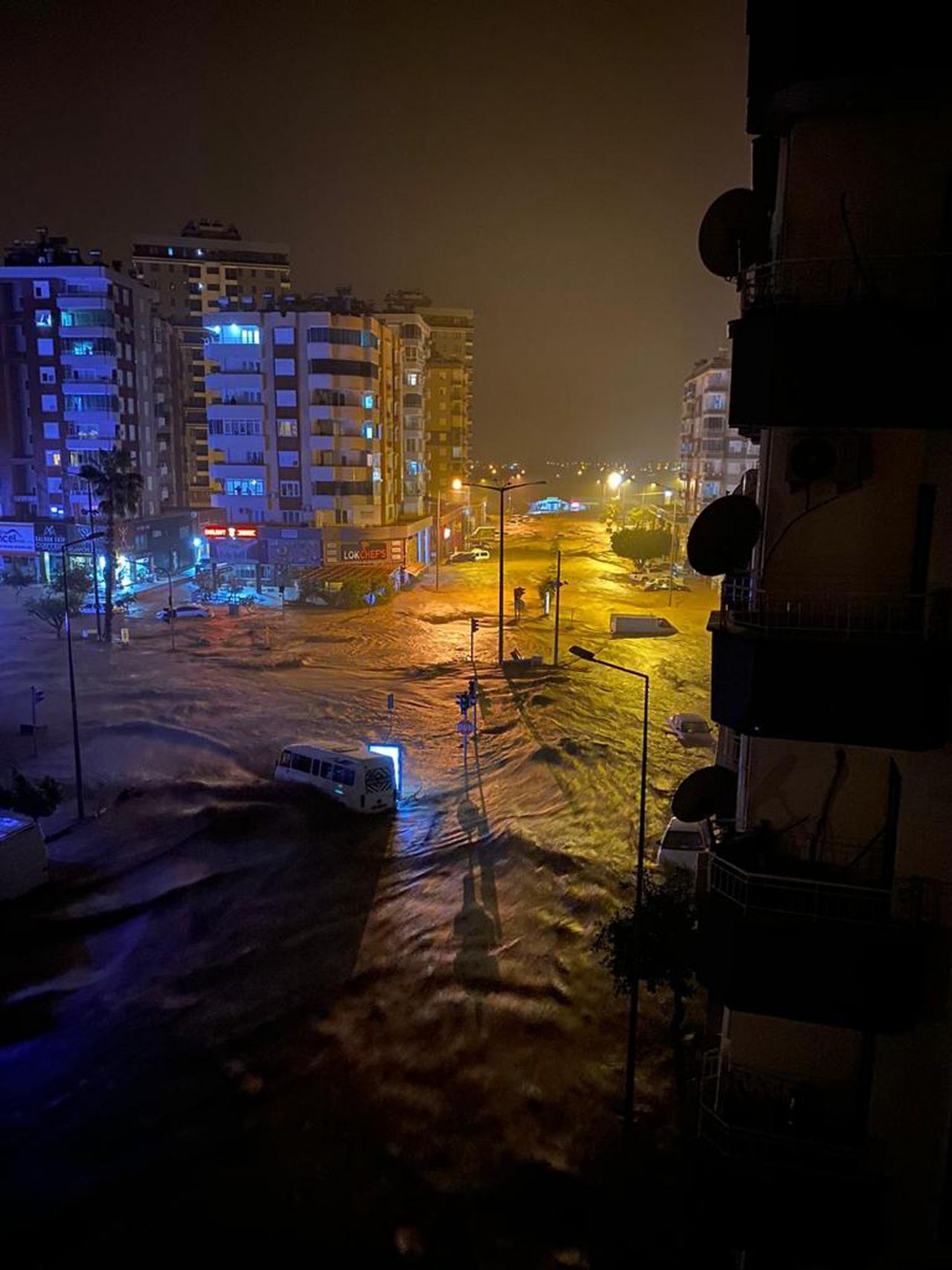 Antalya'da sel felaketi: Sular önüne kattığını aldı, götürdü! Eğitime 1 gün ara verildi 8