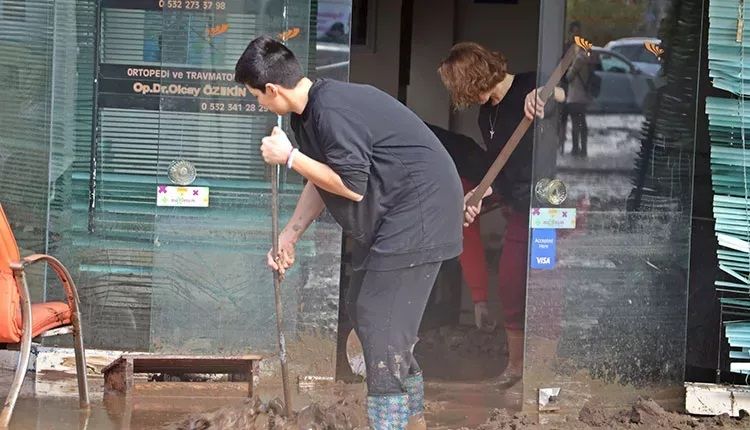 Antalya'daki sel felaketinde iş yerlerini su ve çamur bastı 1