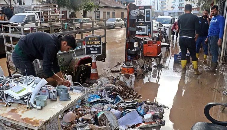 Antalya'daki sel felaketinde iş yerlerini su ve çamur bastı 2
