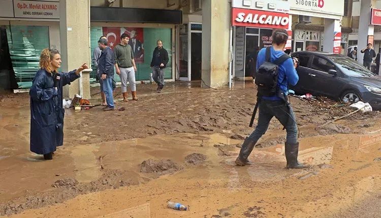 Antalya'daki sel felaketinde iş yerlerini su ve çamur bastı 3