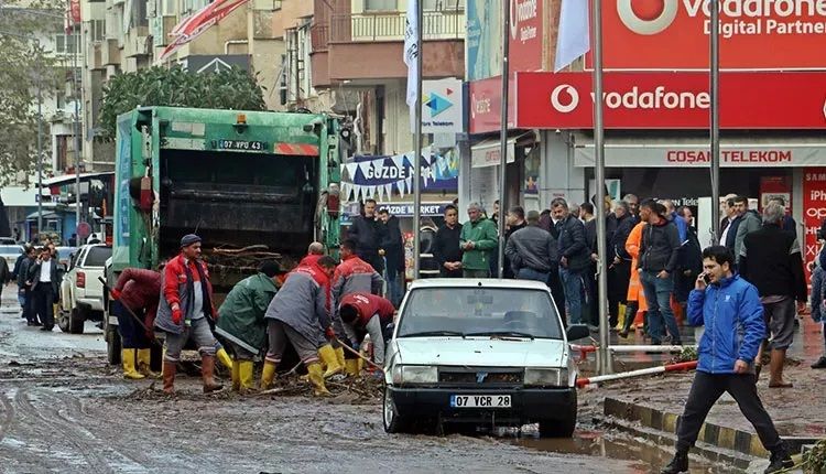 Antalya'daki sel felaketinde iş yerlerini su ve çamur bastı 4
