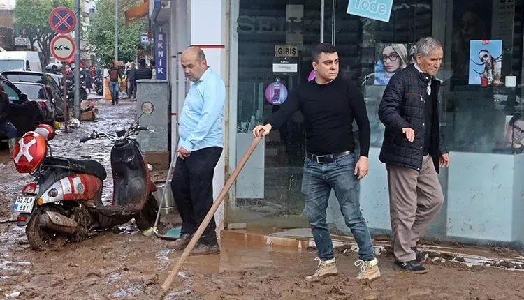 Antalya'daki sel felaketinde iş yerlerini su ve çamur bastı 5