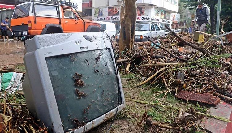 Antalya'daki sel felaketinde iş yerlerini su ve çamur bastı 6